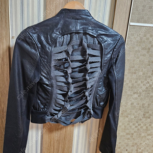 BCBG 가죽 크롭 자켓 XS (독특한 디자인) *가격인하*