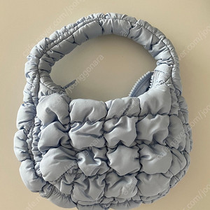 COS 퀼티드 마이크로백 파우더블루