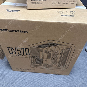 다크플래쉬 DY570 ARGB BTF 화이트 컴퓨터 케이스 팝니다.