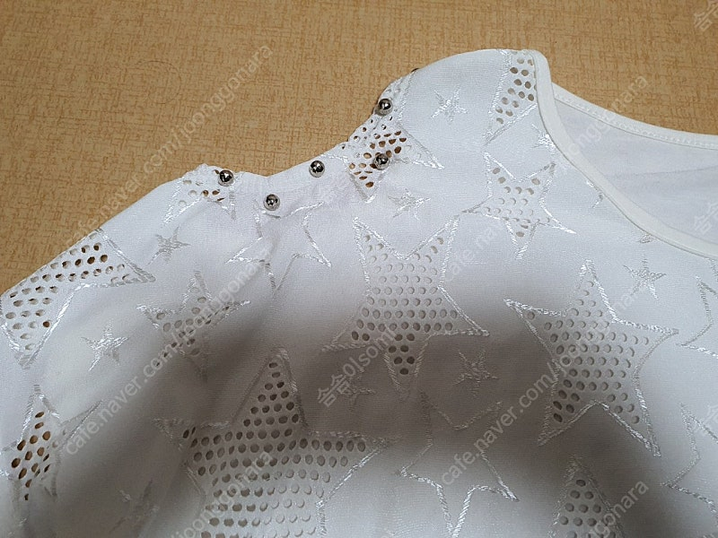 [미사용] soup 캡소매 오픈 숄더 반팔 티셔츠--1