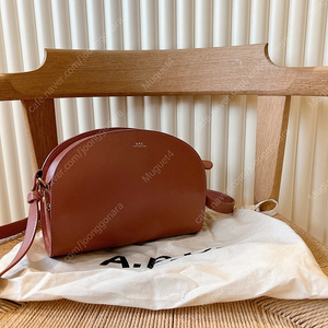 APC 아페쎄 로즈 인디언 핑크 하프문백 가방