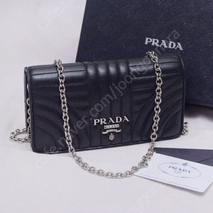 프라다 (PRADA) 다이어그램 플랩 미니 체인 크로스백 (WOC)