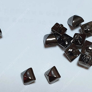 피라미드 단추 300개팝니다.