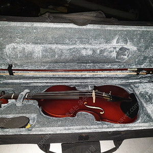 St. Antonio 바이올린 상태 비교적 양호 총길이 56센치 ( 4만원 택배 포함 )
