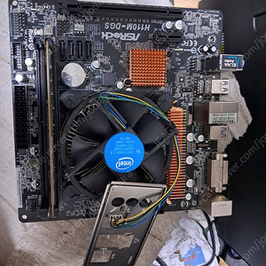 에즈락메인보드H110M-DGS보드 +펜티엄G4560 CPU +삼성DDR4 8기가 1개 3만에팝니다 20개있음