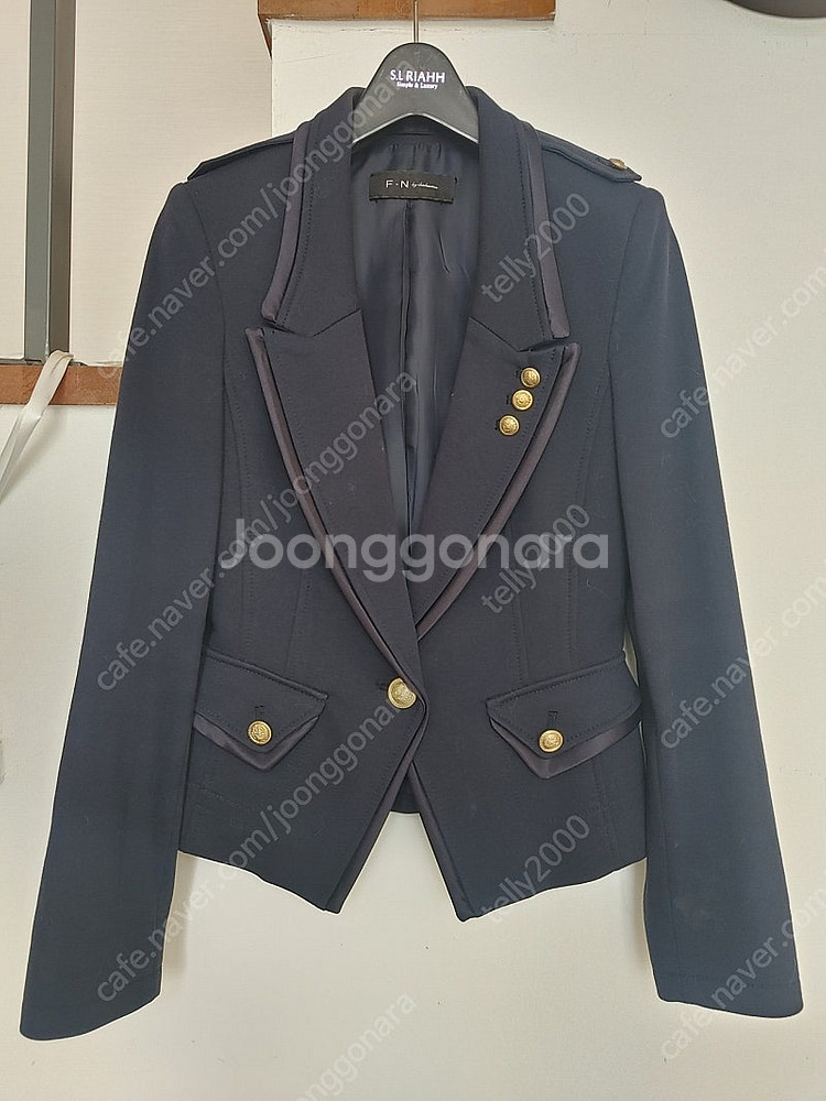 핏이 이쁜 금장단추 자켓--0