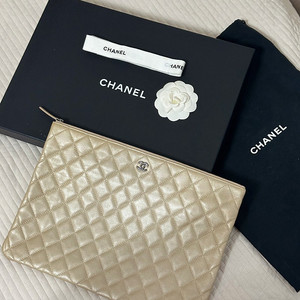 샤넬 클러치 (펄베이지 실버)