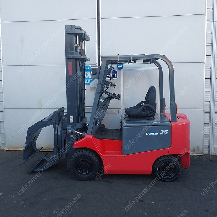 니찌유 전동지게차 2.5톤 2단 4300MM 페이퍼롤크램프장착 3900시간 중고 이미지