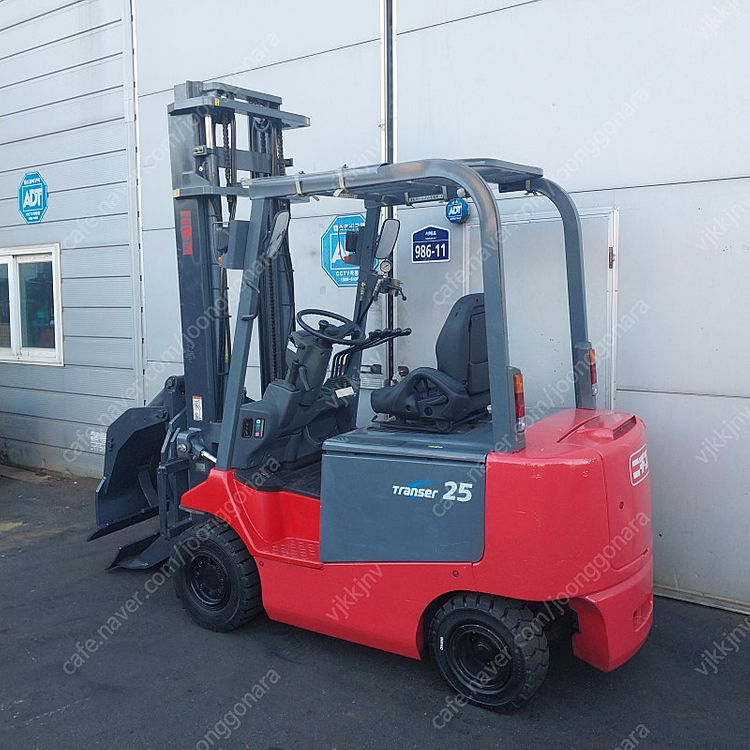 니찌유 전동지게차 2.5톤 2단 4300MM 페이퍼롤크램프장착 3900시간 중고 이미지