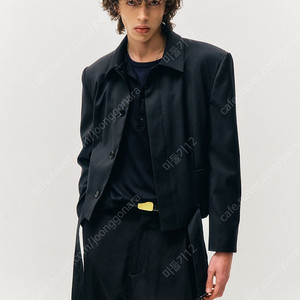 노이어 울 벨티드 크롭 자켓 블랙 새상품팝니다