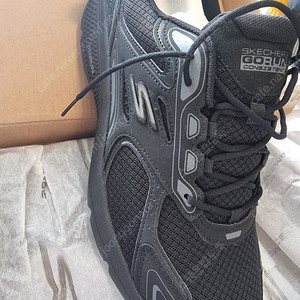 스케쳐스 고런운동화 새제품 300사이즈 팝니다.