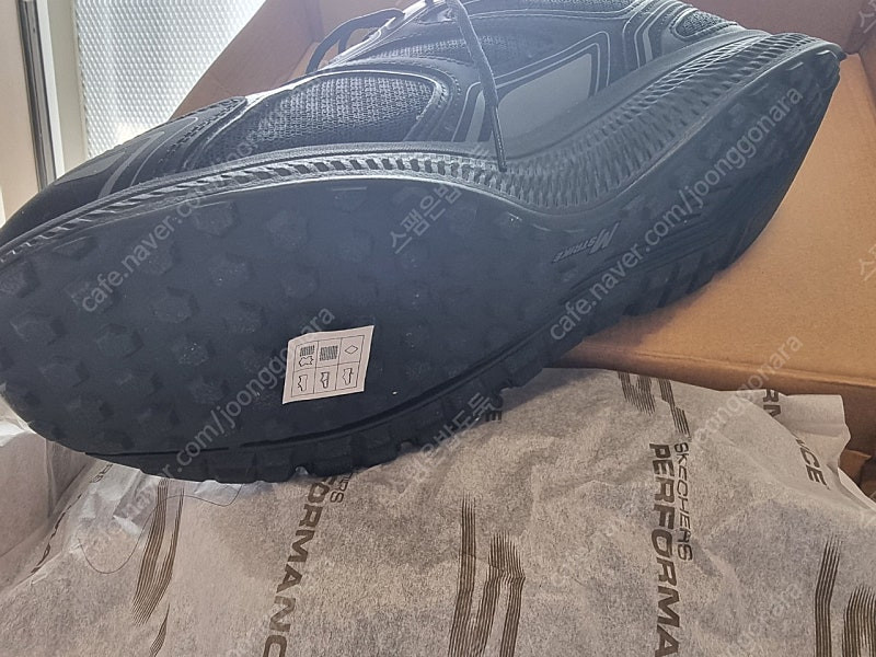 스케쳐스 고런운동화 새제품 300사이즈 팝니다.--3