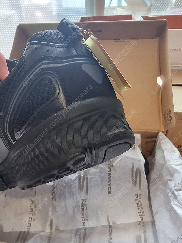 스케쳐스 고런운동화 새제품 300사이즈 팝니다.--4