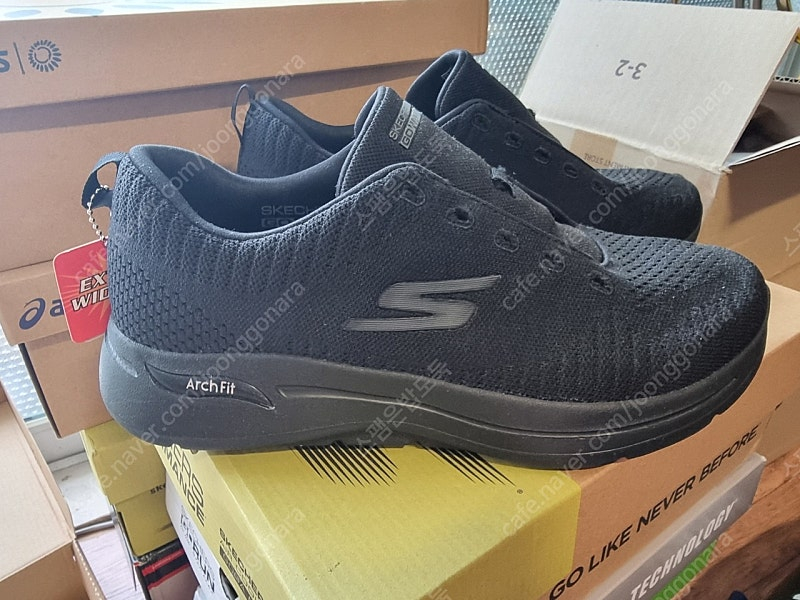 스케쳐스 아치핏 295 올블랙 새제품 팝니다.--0