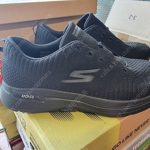 스케쳐스 아치핏 295 올블랙 새제품 팝니다.