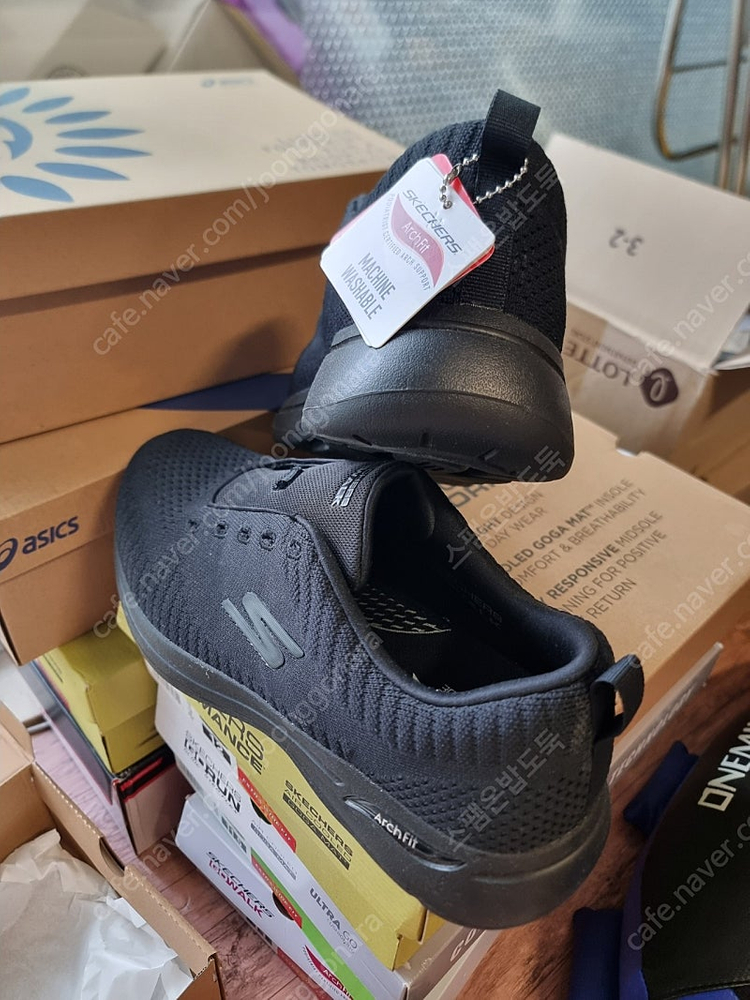 스케쳐스 아치핏 295 올블랙 새제품 팝니다.--1