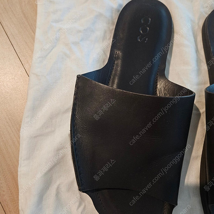 COS코스 남자 레더 슬라이더 이미지