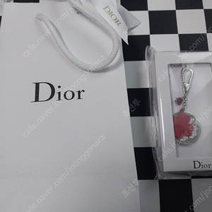 DiOR. 정품. 키링 미개봉 새제품