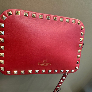 발렌티노 락스터드 크로스 바디백