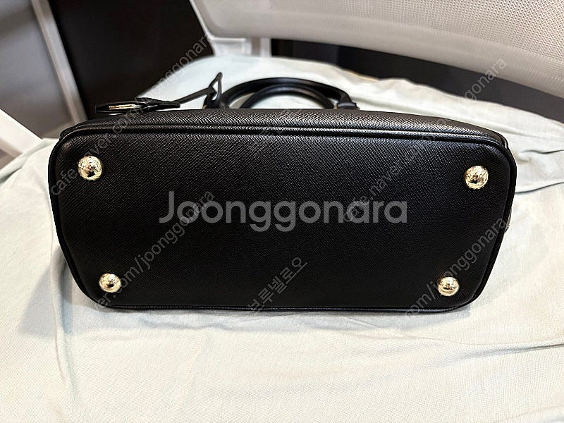 정품 프라다 사피아노 블랙 스몰 도트백--1