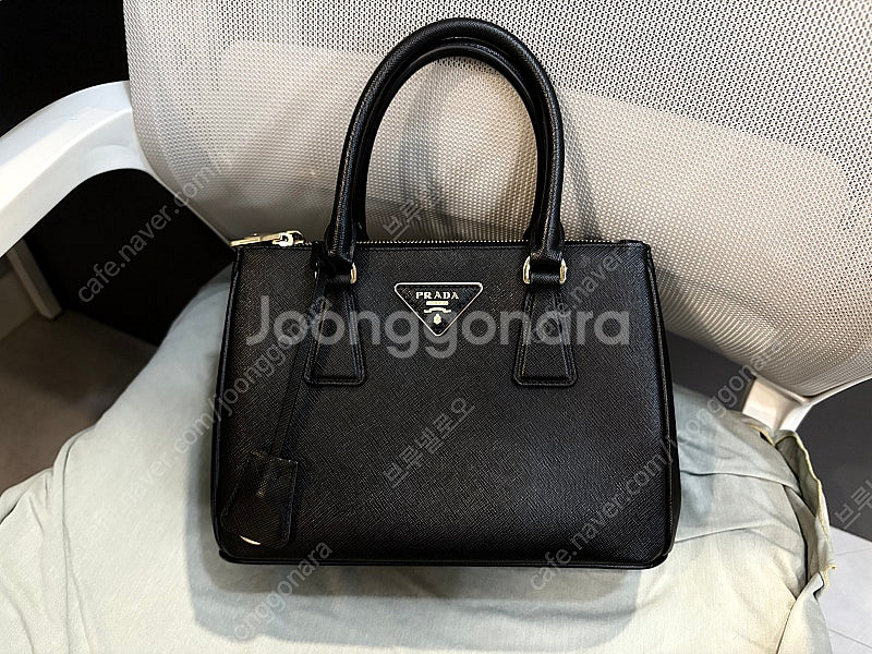 정품 프라다 사피아노 블랙 스몰 도트백--2