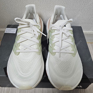 아디다스 울트라부스트 라이트 260