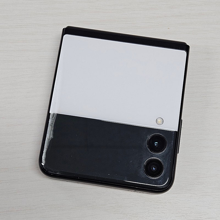 갤럭시Z플립3 화이트색상 256용량 깨끗한폰 가성비 꿀매물 서브폰 추천 12만 판매해요 이미지