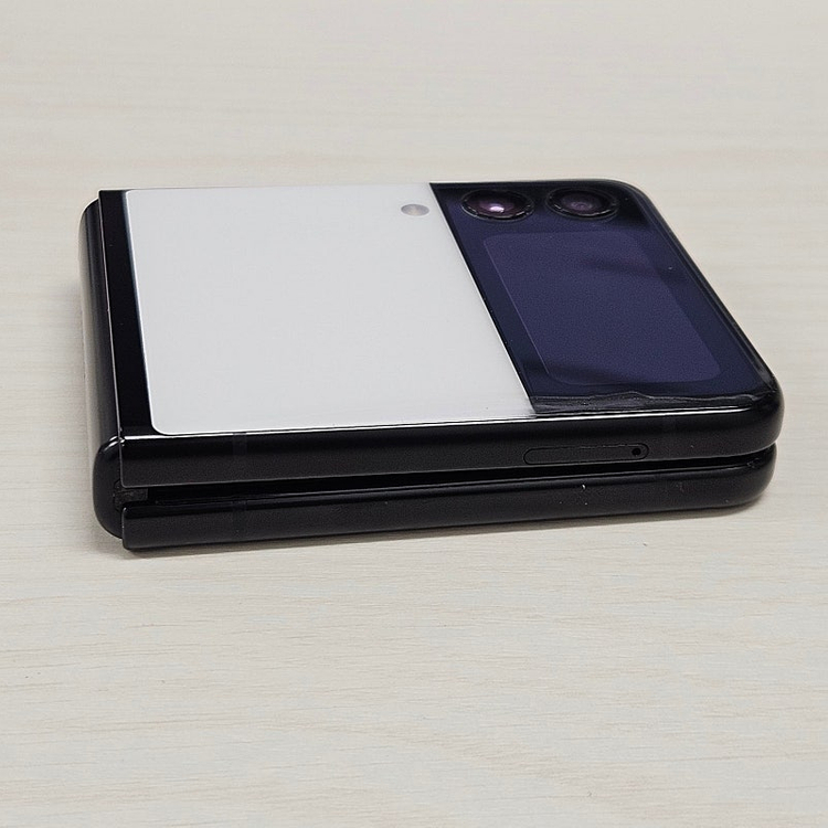 갤럭시Z플립3 화이트색상 256용량 깨끗한폰 가성비 꿀매물 서브폰 추천 12만 판매해요 이미지