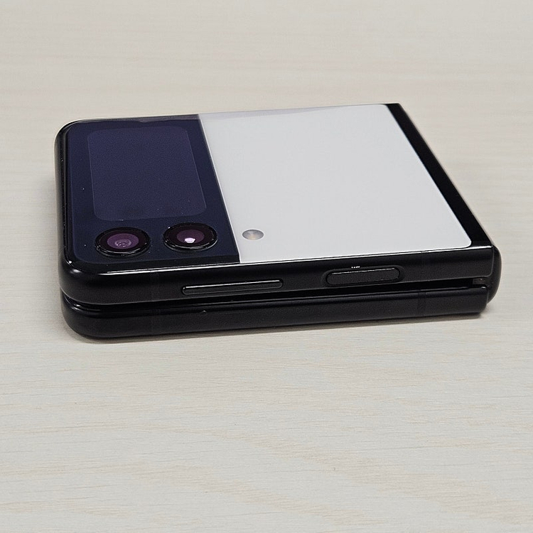 갤럭시Z플립3 화이트색상 256용량 깨끗한폰 가성비 꿀매물 서브폰 추천 12만 판매해요 이미지