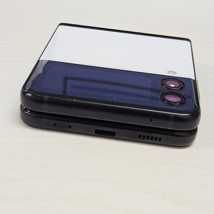 갤럭시Z플립3 화이트색상 256용량 깨끗한폰 가성비 꿀매물 서브폰 추천 12만 판매해요 이미지