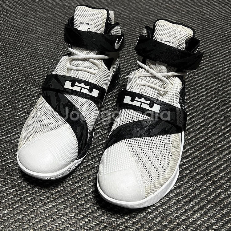 Nike 나이키 르브론 솔저9 농구화 판매합니다--2