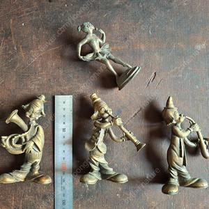 연주하는 인형. 백동수저 각