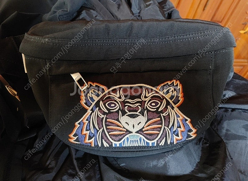 정품 명품 겐조 힙색 타이거 판매합니다.--0