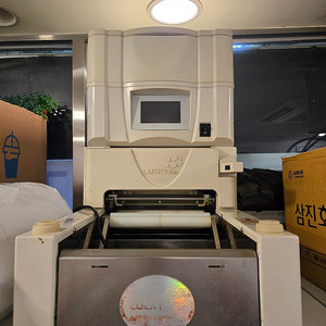 럭키엔지니어링 김밥기계 중고중에 가장 저렴하게 내놓습니다. 900만원