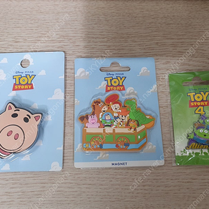 CGV 토이 스토리 굿즈 set (그립톡+마그넷+뱃지) 판매 합니다.