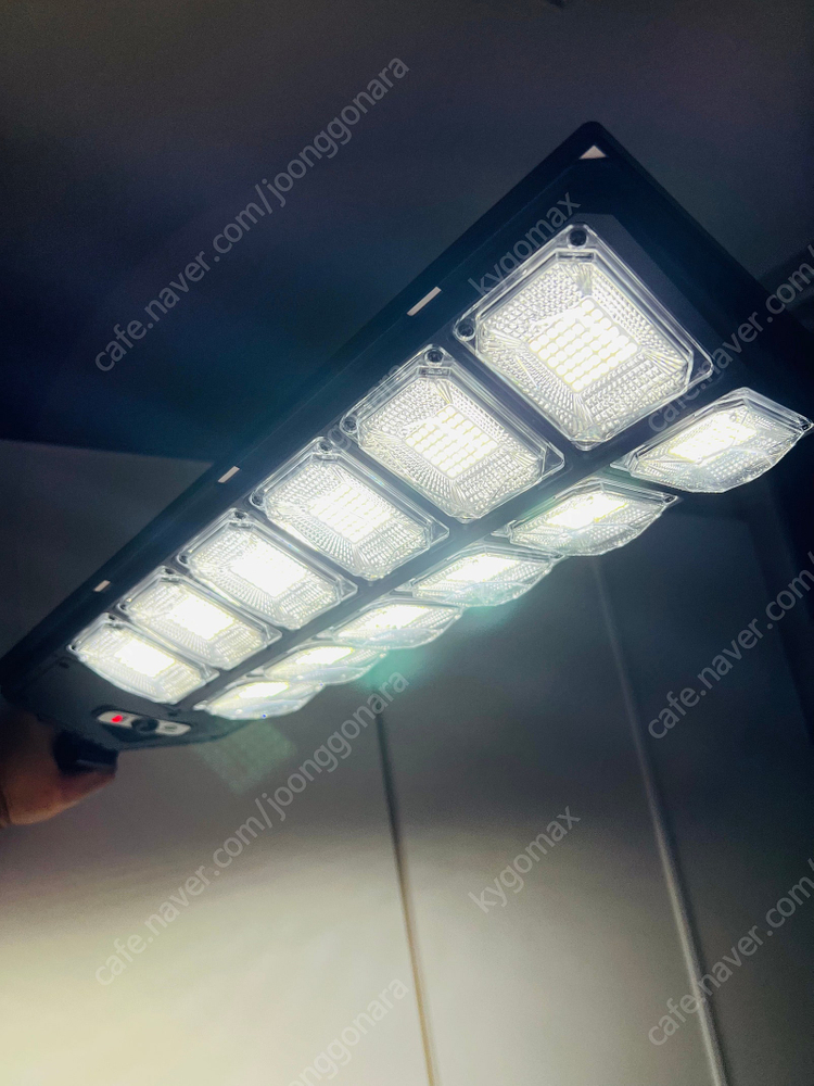 태양광 센서등 솔라등 모션 조명 리모컨 포함(특대형) 캠핑 펜션 정원 실외--2