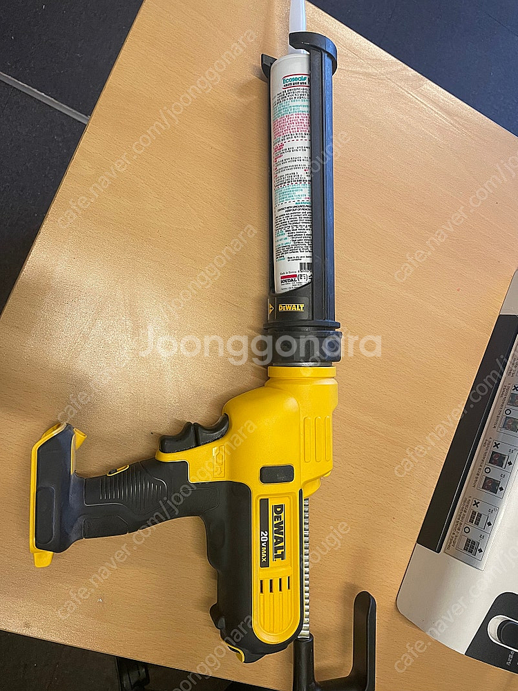 디월트 전동 실리콘건 DCE560 + 디월트 배터리(2...--0