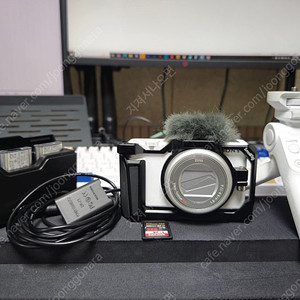 소니 zv-1 m2 (화이트) + 정품 슈팅그립 + 스몰리그 케이지 + 샌디스크 sd카드 256gb + 더미배터리 + 배터리 3개, 충전케이스