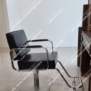 새제품 28만원 철재미용의자