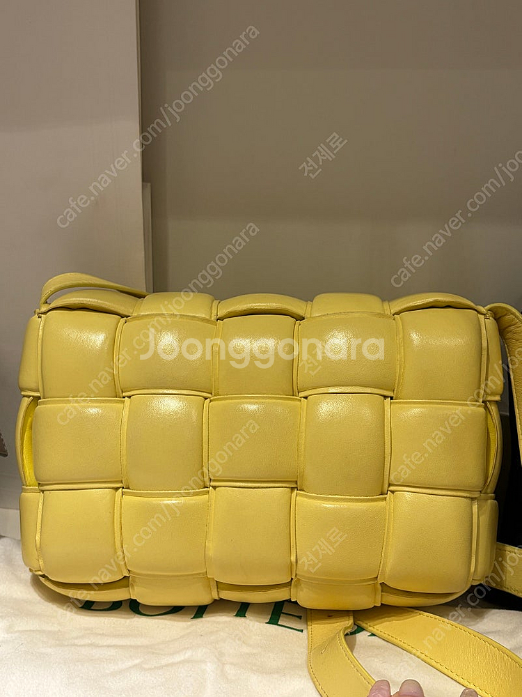 보테가베네타 패딩카세트백 레몬/셔벗--4