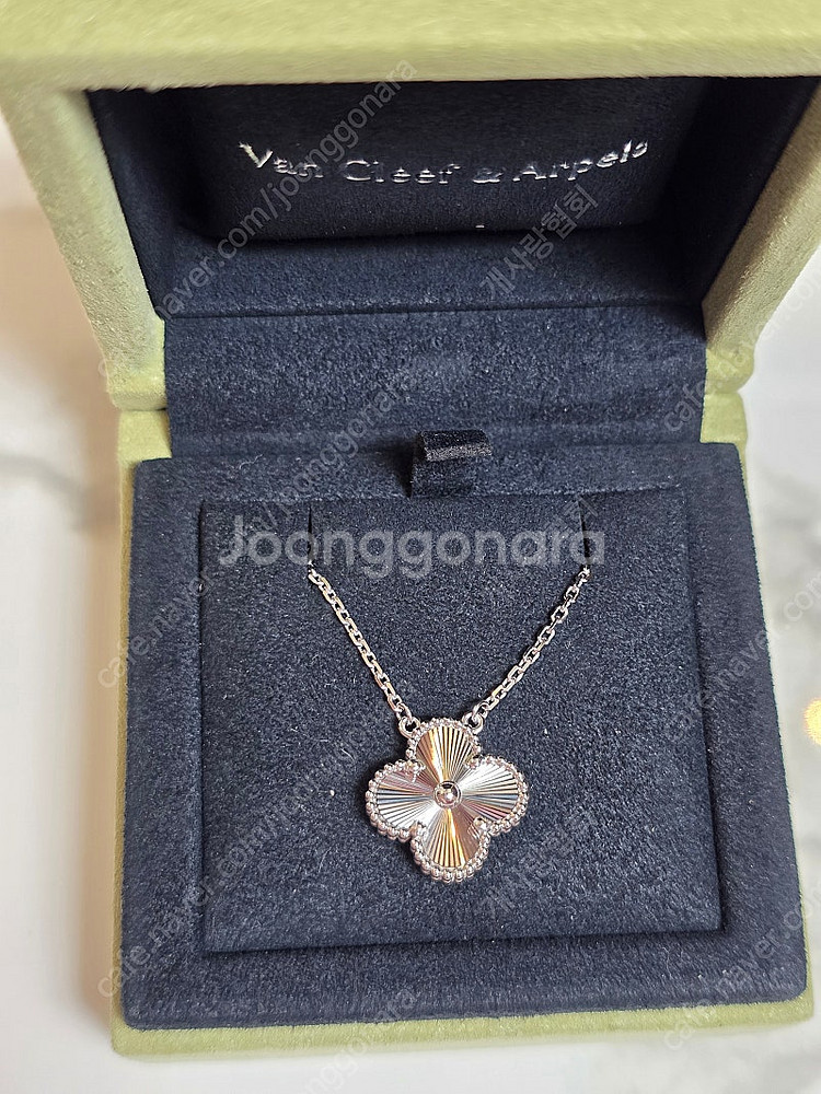 반클리프 기요세 화이트골드 목걸이 판매(25년6월 수령)--1