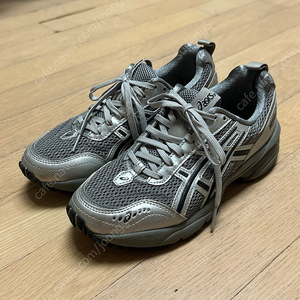 (240) 아식스 1090 v2 실버 팝니다