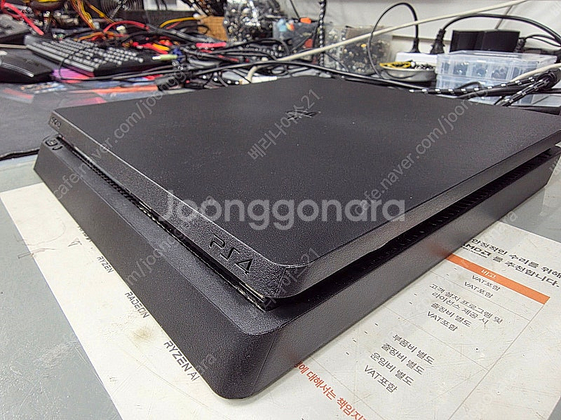 플레이스테이션4 1테라 팝니다. 콘트롤러 2개.--1