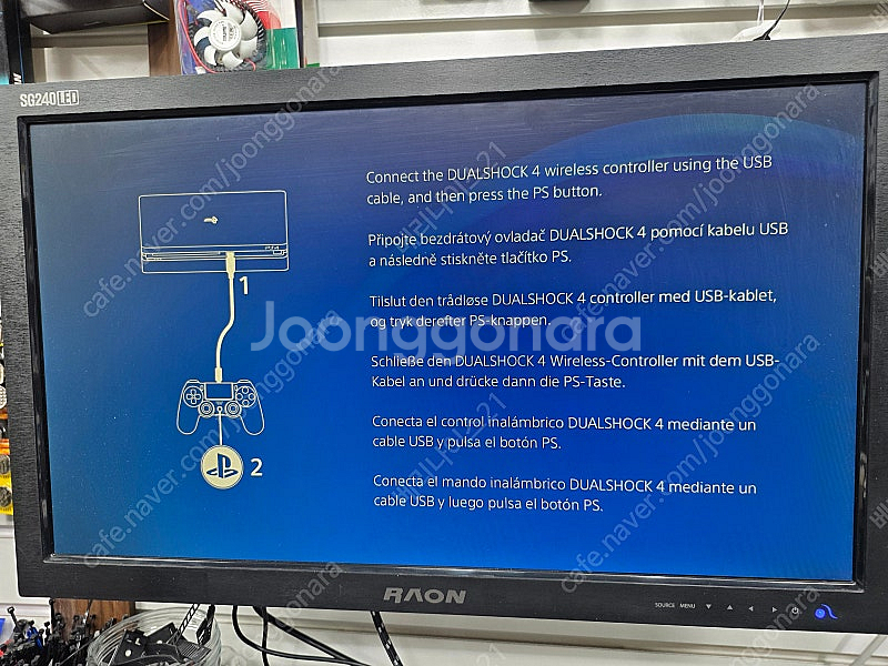 플레이스테이션4 1테라 팝니다. 콘트롤러 2개.--2