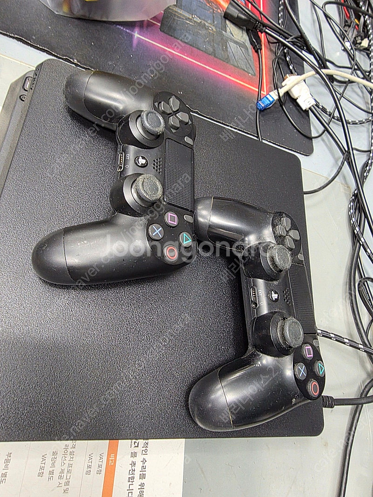 플레이스테이션4 1테라 팝니다. 콘트롤러 2개.--3