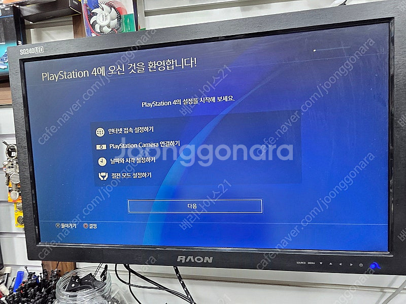 플레이스테이션4 1테라 팝니다. 콘트롤러 2개.--4