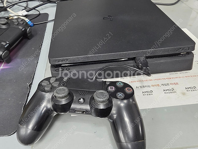 플레이스테이션4 1테라 팝니다. 콘트롤러 2개.--5
