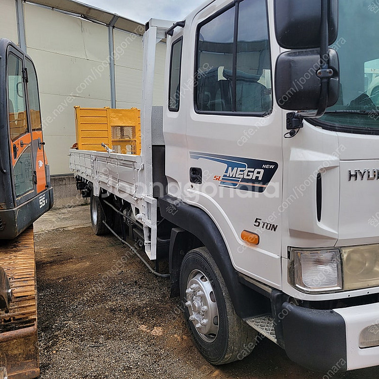 현대5톤카고 자동사다리 장착 / 전동윈치장착 / 챔바타입 / 중축 / 팝니다. 현대4.5톤--0