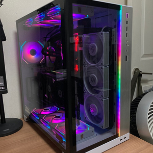 리안리 PC-O11D XL ROG 화이트 + 리안리 라이저킷 4.0 + 리안리 SF-Inf 120 7개