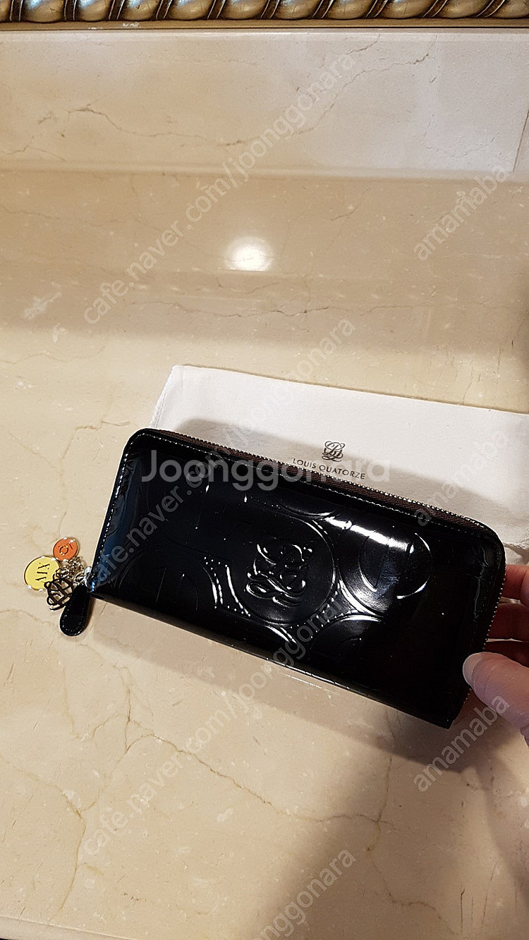 (백화점정품) 루이까또즈 블랙 에나멜 장지갑--2